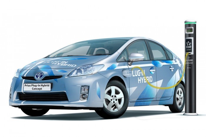 Van ilyen: autózás 2-3 liter benzinből 4 Amerika 15 államában 2012 tavaszától rendelhető a konnektorról tölthető Prius, hazai értékesítése későbbre várható
