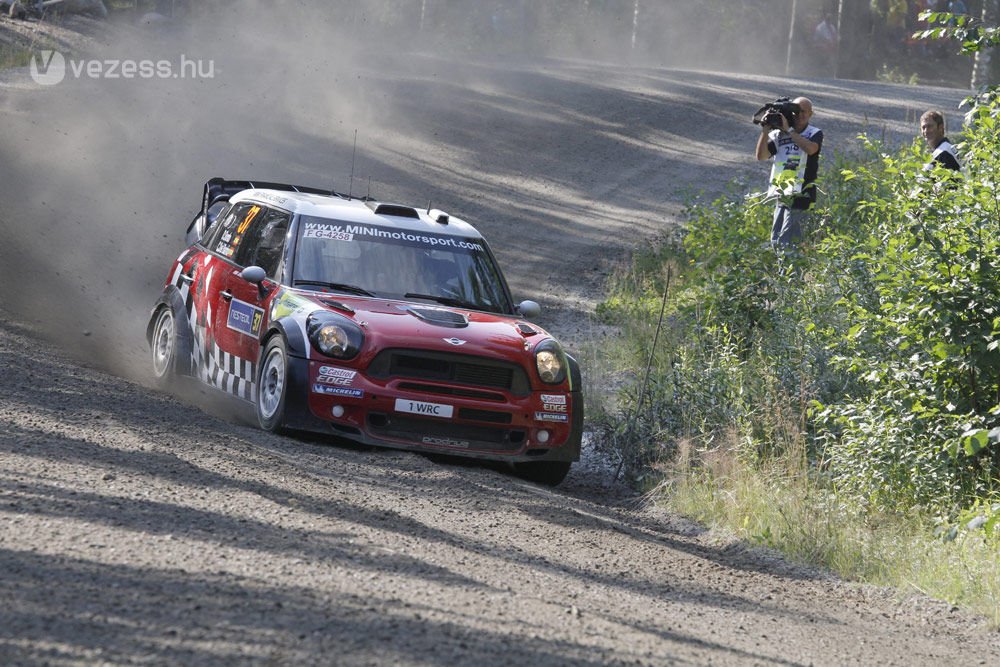 Csapata lebuktatta a raliversenyzőt 13