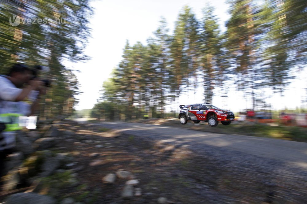 Csapata lebuktatta a raliversenyzőt 16