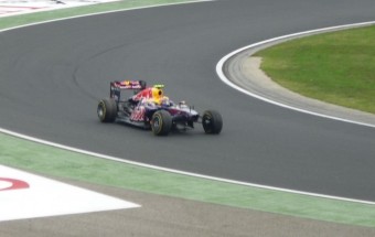 F1: Hamilton az élen, Webber orrot tört