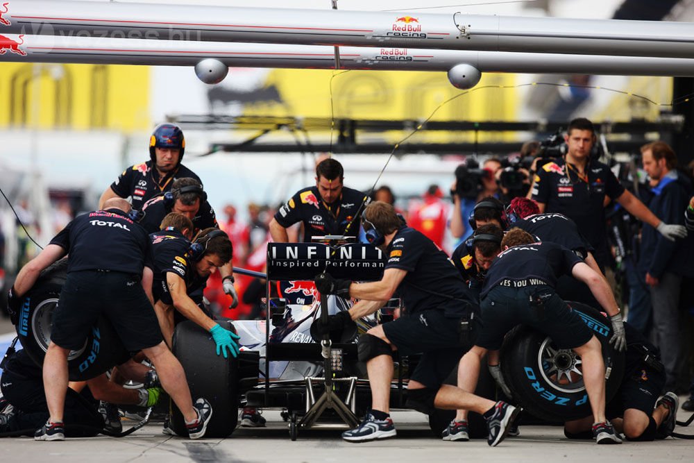 Mire megtaláltam a Pirelli gumik közé gurult, leesett államat, már a Red Bull bokszba tartottunk, hogy közelről figyelhessük a szabadedzést.