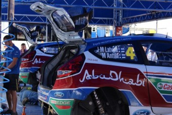 Videó: Így raknak rendbe egy raliautót