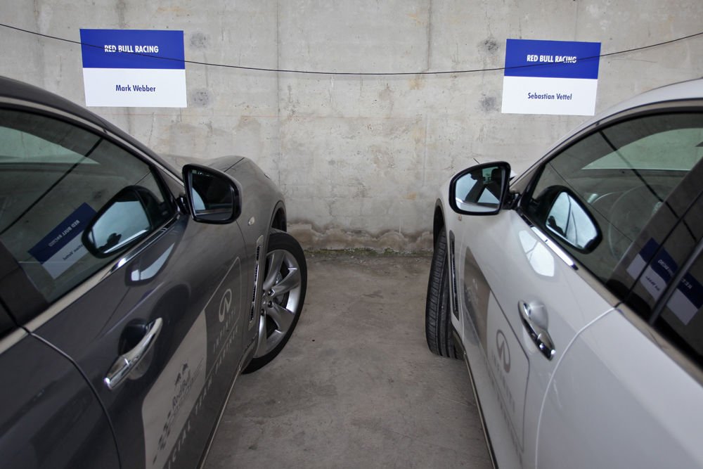 Ugyanolyan Infiniti FX a két Red Bullosnak