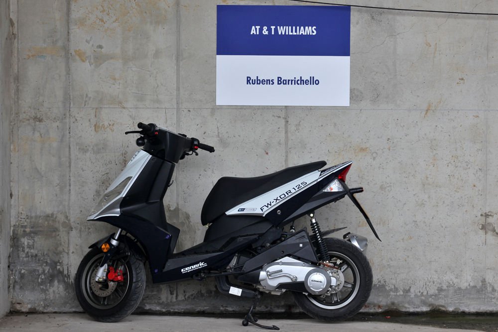 Barrichello két keréken robog