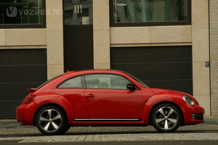 Meredekebb a szélvédő és hosszabb az orr, így az autó optikailag jól ráül a hátsó kerekekre