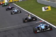 Jellemző kép a GP3-ból: az autók szorosan követik egymást, de az előzés ritka