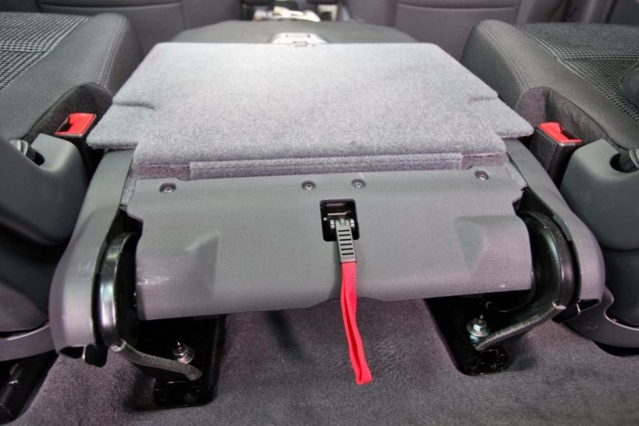 Csak a piros szalagokat kell rángatni, és máris sorra tűnnek el az ülések