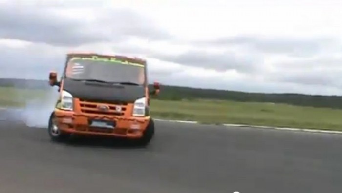 Egy Ford Transit is lehet a drift királya!