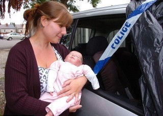 Műcsecsemőért tört autót a rendőrség