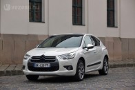 Terepkupénak nem nevezhető a DS4, mert közepes hasmagassága és két hajtott kereke miatt biztosan nem való aszfaltozatlan útra. Kicsiben a Nissan Juke hasonló, csak a Citroënen látszik, hogy a jó ízlés őshazájából származik