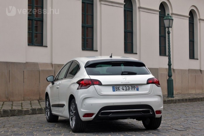 Megszaladt a franciáknak: DS4 2,0 HDi 9 | Vezess Autópályán és országúton 6,1 litert fogyasztott a kétliteres dízel