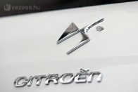 Remek ötlet a Citroën nyílfogazásos emblémájából összerakott DS felirat