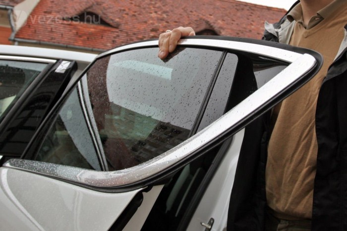 Megszaladt a franciáknak: DS4 2,0 HDi 8 | Vezess Sok baj van vele: leengedni, de még kibillenteni sem lehet a hátsó ablakot és az ajtó sarka kioszt egy mellport