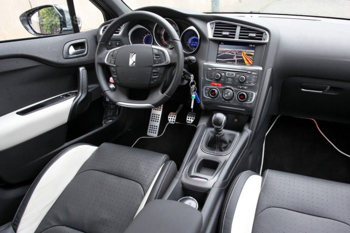 Megszaladt a franciáknak: DS4 2,0 HDi 7 | Vezess Látványosan szépek az anyagok, jó a minőségi összkép