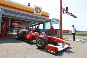 F1: Alonso utcai benzinnel tesztelte a Ferrarit
