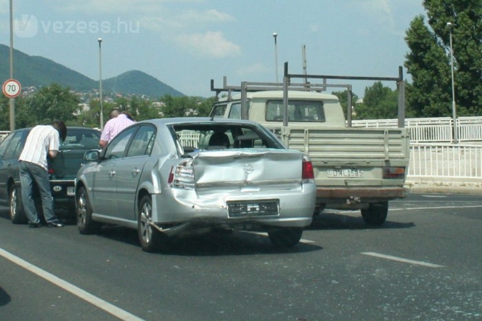 Érdemes minél nagyobb mértékben a a legális javítói szférába terelni a biztosítási káreseményekkel kapcsolatos munkákat