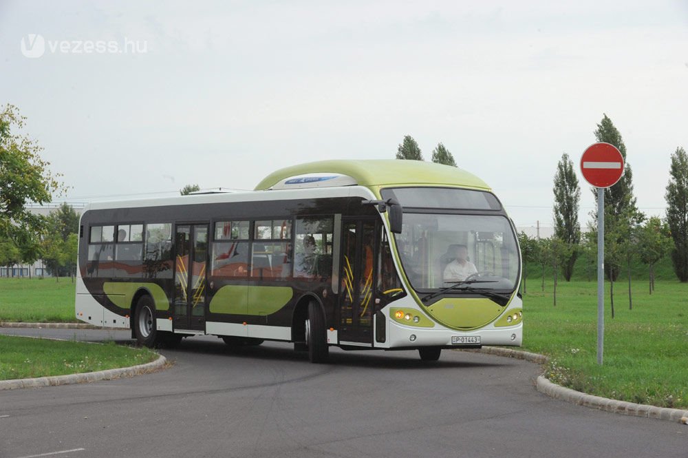 Új magyar elővárosi busz 1