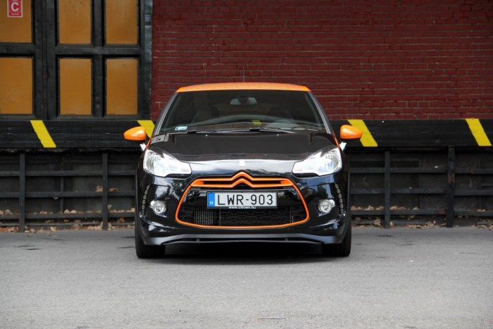 Zsúfolt az orr, LED sor, ködfénylámpa, fényszórók övezik a narancs rúzzsal kihúzott hűtőrácsot