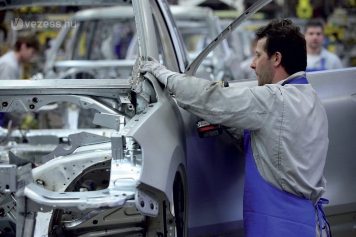 Kevesebb munkabér jut egy-egy autóra