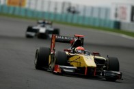 A Renault francia tesztpilótája 25 pontos előnnyel vezet a GP2-ben