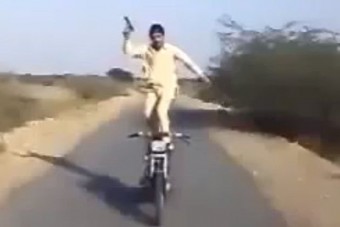 Motorról lövöldözni bátor dolog?