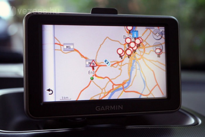 Luxus az automata kisautó? 10 | Vezess Tartozékként kapható a Garmin navigációsrendszer. Rögzítése kulturált, nem kell a tapadókorong nyomait takarítani az üvegről