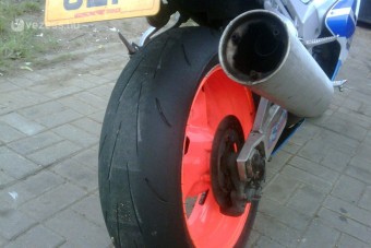 Ütött, mert hangosnak mondták motorját