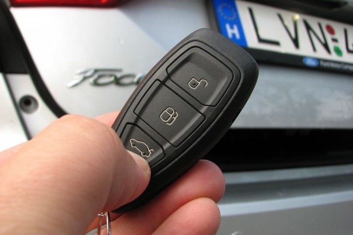 Menő, amerikás fíling: a kulcs gombját kétszer megnyomva felpattan a csomagtérfedél