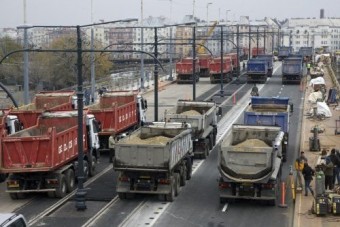 Teherautók lepik el a Margit hidat