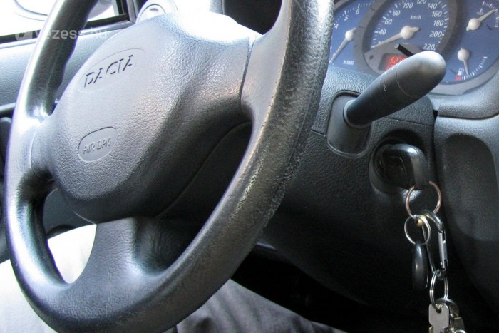 Benne hagyták a kulcsot, elvitték az autót