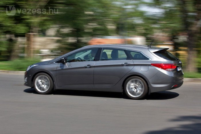 Exkluzív: teszten a japán-verő Hyundai 6 | Vezess Aki szerint az i40-nel a Hyundai ugyanúgy képtelen lesz betörni a középkategóriába, mint húsz évig a Sonatákkal, az alighanem téved. A kombiként bevezetett újdonság bőven tudja azt, ami a kategóriában elvárható