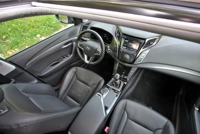 Exkluzív: teszten a japán-verő Hyundai 7 | Vezess Nyoma sincs az egykori gagyinak. Minden anyag jó minőségű az utastérben
