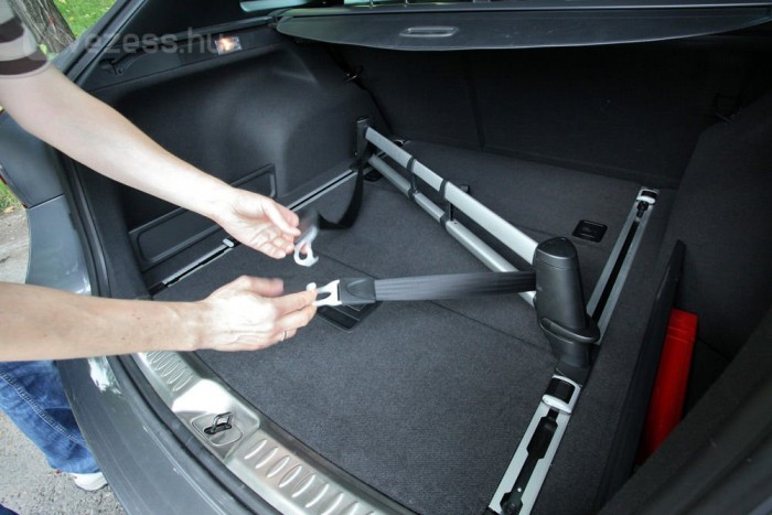 Exkluzív: teszten a japán-verő Hyundai 12 | Vezess Egy Audinak is jól állna a csomagrögzítő rendszer. Elegáns és átgondolt