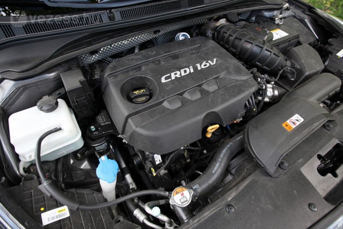 Exkluzív: teszten a japán-verő Hyundai 9 330 Nm és 136 lóerő: elvileg az 1685 köbcentis motor azt tudja, amit a kétliteresek. A stop-start rendszeres blue 1,7 CRDi nyomatéka 320 Nm. A hatfokozatú automata váltó felára magas, 600 000 Ft
