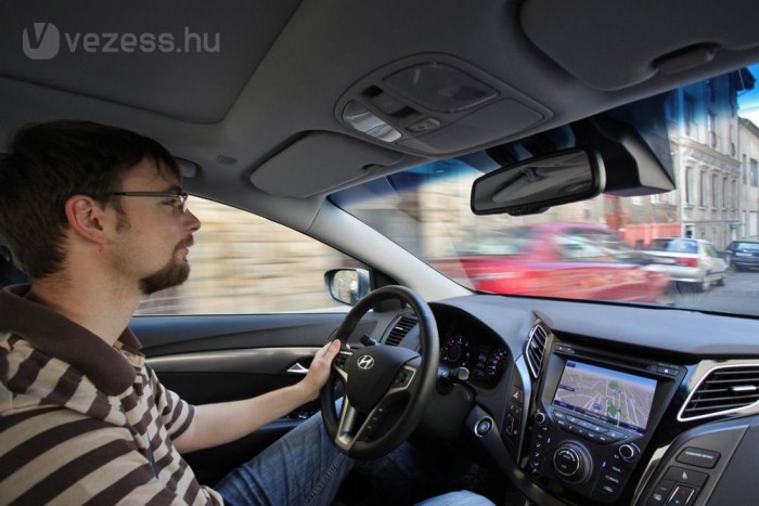 Exkluzív: teszten a japán-verő Hyundai 15 | Vezess Terebélyes, de nem nehézkes az i40, jó vele autózni