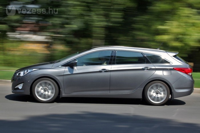 Exkluzív: teszten a japán-verő Hyundai 17 | Vezess Igazi utazóautó: halkan és dízel létére egyenletesen jár a motor, a feszes futómű a kis és a közepes úthibákon simán átlép, sötétben kanyarkövető xenon-fény segít. Jók az ülések, rengeteg a hely és a 70 literes tankkal 1000 kilométer feletti a hatótáv