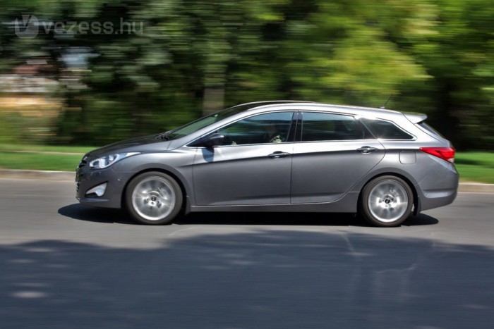 Exkluzív: teszten a japán-verő Hyundai 9 | Vezess Impozáns autó az i40. A tető nem olyan alacsony, amilyennek a kis üvegfelületek mutatják, a fejtér elegendő