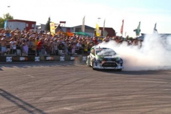 Gumifüst, csajok, Ken Block...