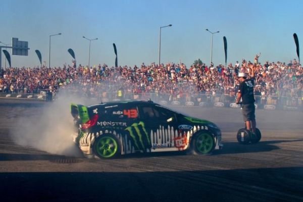 Gumifüst, csajok, Ken Block… 6