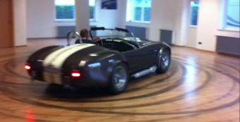 AC Cobra driftel egy nappaliban!