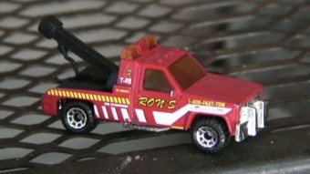 Szextelefon-szám a gyerekjátékon