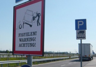 Táblával az autópályás tolvajok ellen