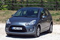 Terjed az automatikus motorleállítás a Citroënekben. Többek között a C4-hez, a C4 Picassóhoz és a DS-hez is kapható a stop-start rendszer, amit szerencsére már nem kötelező az automatizált MCP 6 váltóval társítani. A C3 is manuális e-HDi-ként járt nálunk