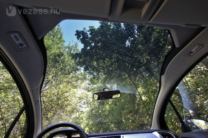 Mozgatható roló árnyékolja a panorámatetőt