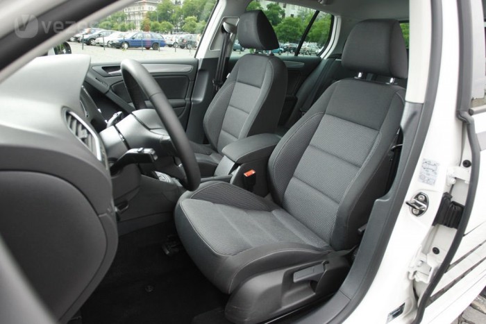 Teszt: VW Golf 1,4 TSI R-Design 7 | Vezess Az R-Design csomaggal kapjuk az igen jó sportüléseket