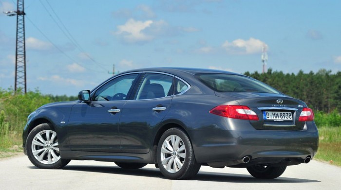 Gömbölyded, kissé unalmas far, de érezni az arányokon az izgalmas és elegáns hátsókerék-hajtást