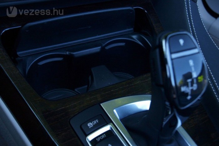 Teszt: BMW 640i Cabrio 8 | Vezess Végre van rendes pohártartó a Hatosban