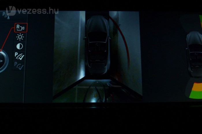 Teszt: BMW 640i Cabrio 12 | Vezess Mintha egy számítógépes játékba csöppentünk volna, felülről látjuk az autót és környezetét