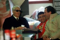 Enzo Ferrari egyik kedvenc pilótájával, Michele Alboretóval (1985)