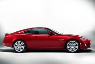 A Jaguar XKR oldalról